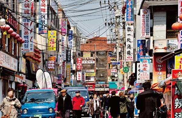 ▲ 최근 북한 당국이 북한 내 화교들에 대한 숙청을 실시하고 있다고 한다. 내부 정부의 외부유출이 화교 탓이라는 생각에서라고 한다. 사진은 서울 영등포 대림동의 중국인 거리. ⓒ조선닷컴 보도화면 캡쳐