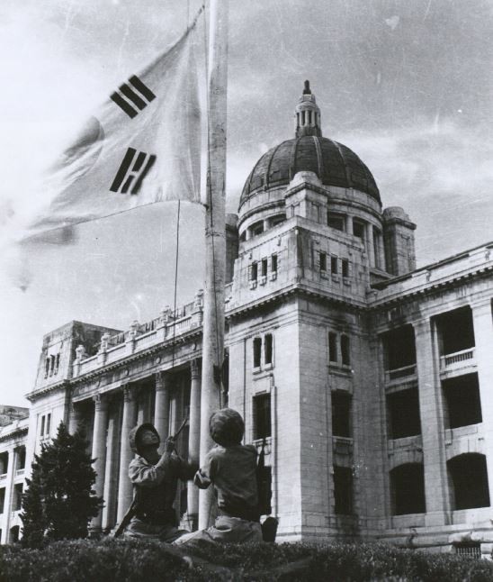 ▲ 1950년 9월 28일 서울을 탈환한 해병대원이 태극기를 게양하고 있다.ⓒ국가보훈처