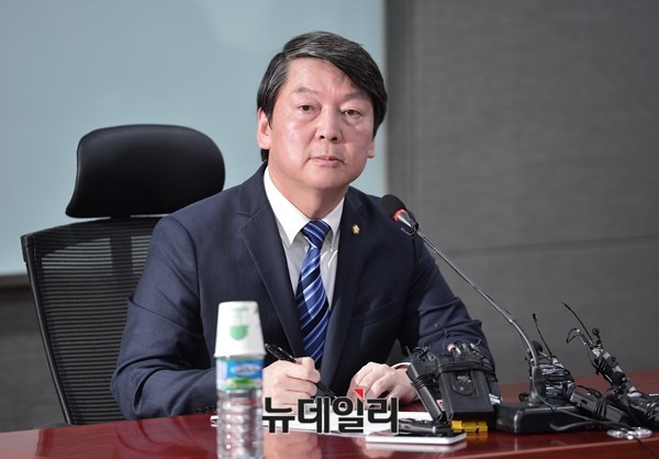 ▲ 새정치민주연합 안철수 전 공동대표가 20일 의원회관에서 기자간담회를 열고 본질적인 혁신에 관한 입장을 밝혔다. 안철수 전 대표는 이날 부패 척결과 관련해 한명숙 전 총리의 제명을 촉구했다. ⓒ뉴데일리 정상윤 기자