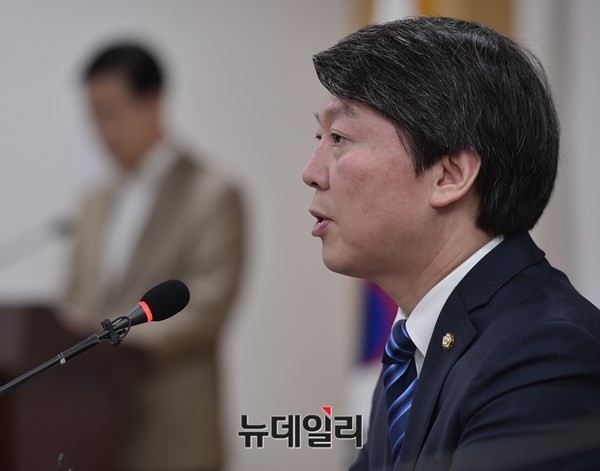 ▲ 새정치민주연합 안철수 전 공동대표가 20일 의원회관에서 기자간담회를 열고 본질적인 혁신에 관한 입장을 밝혔다. 안철수 전 대표는 이날 부패 척결과 관련해 한명숙 전 총리의 제명을 촉구했다. ⓒ뉴데일리 정상윤 기자