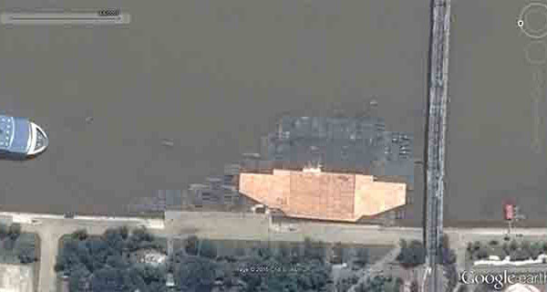 ▲ 자유아시아방송에 따르면 평양 대동강변에 대형 수상 구조물이 건설 중이라고 한다. ⓒRFA 보도화면 캡쳐-구글 어스