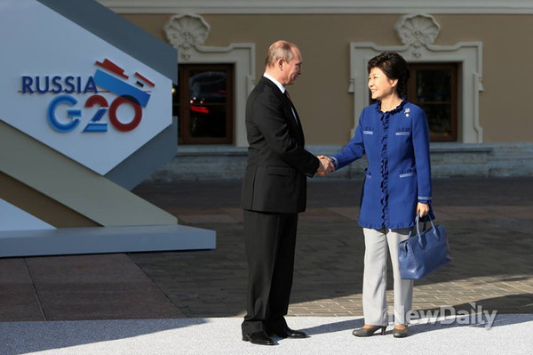 ▲ 러시아 방문 당시 박근혜 대통령을 영접하는 블라디미르 푸틴 러시아 대통령. ⓒ뉴데일리 DB