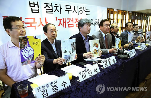 ▲ 2013년 9월15일, 교학사를 제외한 7곳의 출판사 한국사 집필자로 구성된 '고등학교 한국사 교과서 집필자 협의회'가 1서울 정동 프란시스코회관에서 기자회견을 열고 교육부의 수정권고 지시 거부 방침을 밝히고 있다. 왼쪽부터 금성출판사 김종수, 두산동아 이인석, 리베르스쿨 최준채, 천재교육 주진오, 미래엔 한철호, 비상교육 도면회, 지학사 장종근. ⓒ 사진 연합뉴스
