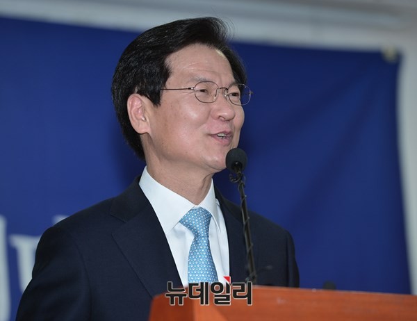 ▲ 개혁적 국민정당 창당을 선언한 무소속 천정배 의원이 20일 의원회관에서 기자회견을 갖던 중 문재인 대표에 대한 취재진의 질문을 받자 싱긋 웃어보이고 있다. ⓒ뉴데일리 정상윤 기자