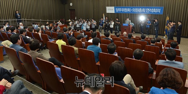 ▲ 새정치민주연합이 20일 당무위원회~의원총회 연석회의를 열고 문재인 대표의 거취를 둘러싼 논란에 대한 의견을 모으고 있다. 이종걸 원내대표가 연단에서 모두발언을 하고 있다. ⓒ뉴데일리 정상윤 기자