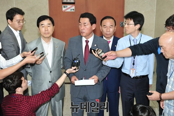 ▲ 새누리당 장윤석·황영철·박덕흠 의원이 21일 오전 국회 기자회견장에서 선거구획정위의 획정안 철회와 여야 지도부의 대책 마련을 촉구하는 성명서를 낭독한 뒤, 취재진과 문답을 나누고 있다. ⓒ뉴데일리 이종현 기자