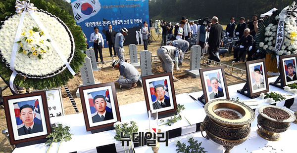 ▲ 21일 대현 현충원에 조성된 제2연평해전 전사자 합동묘역에서 고 한상국 상사 유족이 영정을 끌어 안고 슬퍼하고 있다.ⓒ보훈처