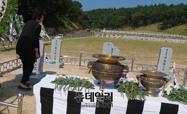 ▲ 21일 대현 현충원에 조성된 제2연평해전 전사자 합동묘역에서 故 윤영하 소령 유가족이 묘비를 바라보고 있다 .ⓒ뉴데일리 정상윤 사진기자