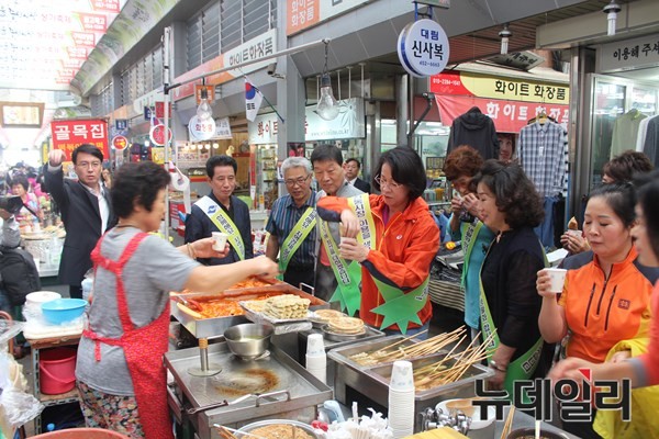 ▲ 이인선 경북도 경제부지사와 도청 일자리민생본부 직원들은 21일 구미중앙시장을 찾아 장보기를 하며 민생경제 챙기기에 나섰다.ⓒ경북도 제공