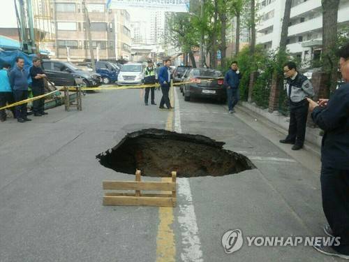 ▲ 상수도관 파열로 생긴 싱크홀.ⓒ연합뉴스