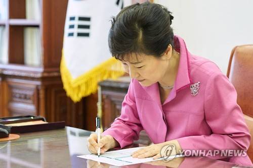 ▲ 박근혜 대통령이 자신이 제안한 청년희망펀드에 가입 서명을 하고 있는 모습. ⓒ 연합뉴스