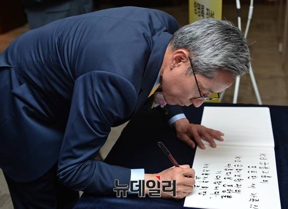 ▲ 윤종규 KB금융 회장이 KB손해보험 출범식에 참석해 방명록을 작성하고 있는 모습. ⓒ NewDaily DB