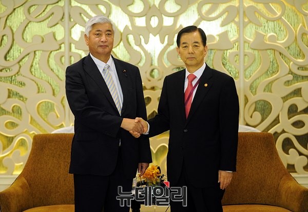 한민구 국방부 장관(오른쪽)이 지난 5월 30일 싱가포르에서 열린 아시아안보회의에서 나카타니 겐(中谷元) 일본 방위상과 악수하고 있는 모습. ⓒ국방부