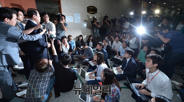 ▲ 박주선 의원이 22일 새정치민주연합 탈당과 중도개혁·민생실용 정당의 창당을 선언하는 기자회견을 마친 직후, 취재진과 일문일답을 나누고 있다. 수많은 취재진이 몰려 박주선 의원의 탈당에 높은 관심을 나타냈다. ⓒ뉴데일리 정상윤 기자