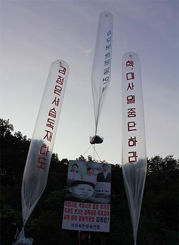 ▲ 자유북한운동연합(대표 박상학)은 지난 20일 대북전단 20만 장을 비공개로 북한에 날려보냈다. ⓒ자유북한운동연합 제공-뉴데일리