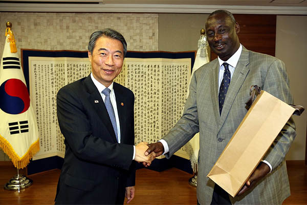 ▲ 지난 9월 9일 방한 중 정종섭 행정자치부 장관과 만난 아론다 나카이리마 우간다 내무장관의 모습. ⓒ행정자치부 홈페이지