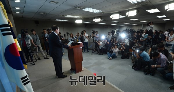 ▲ 수많은 취재진이 몰린 가운데 박주선 의원이 22일 국회에서 새정치민주연합 탈당과 신당 창당을 선언하는 기자회견을 진행하고 있다. ⓒ뉴데일리 정상윤 기자