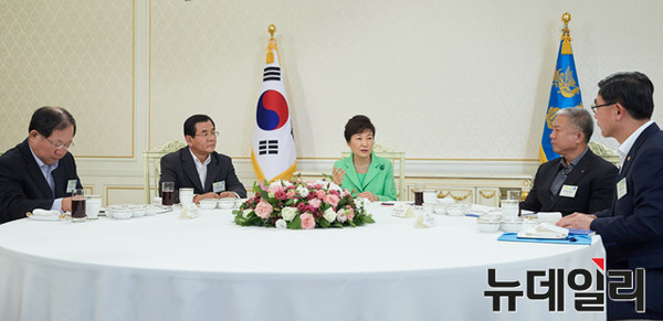 ▲ 박근혜 대통령이 22일 노사정대타협을 이룬 노사정 대표인 김대환 노사정위원장, 김동만 한국노총 위원장, 박병원 경영자총협회 회장, 이기권 고용노동부 장관을 청와대로 초청해 오찬을 함께 했다. ⓒ뉴데일리