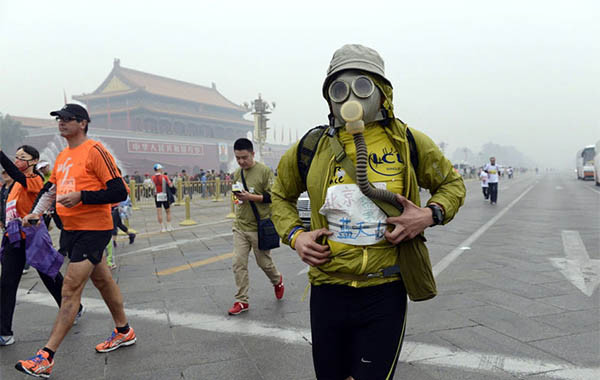 ▲ 지난 20일 中베이징에서는 대규모 마라톤 대회가 열렸다. 그런데 초미세먼지 등으로 인한 대기오염 때문에 7명이 심장마비로 쓰러졌다고 한다. 사진은 2014년 베이징 마라톤 당시 참가자의 모습. ⓒ中 차이나 라디오 인터내셔널 보도화면 캡쳐
