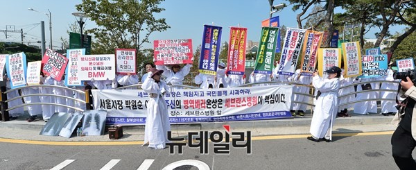 ▲ 엄마부대봉사단을 비롯한 애국단체 회원들이 22일 오전 서울 신촌 세브란스병원 앞에서 집회를 열고, 박원순 시장의 아들 박주신씨 병역비리 의혹 해소를 위해 병원이 앞장서 줄 것을 촉구했다. ⓒ 뉴데일리 정상윤 기자