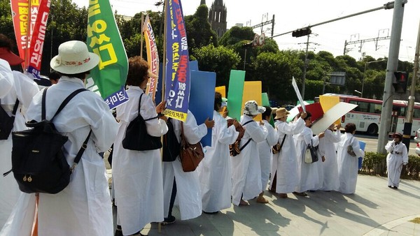 ▲ 엄마부대봉사단을 비롯한 애국단체 회원들은 22일 오전 세브란스병원 앞에서 1차 집회를 마친 뒤, 지하철 신촌역까지 가두시위를 벌였다. ⓒ 엄마부대봉사단 사진제공