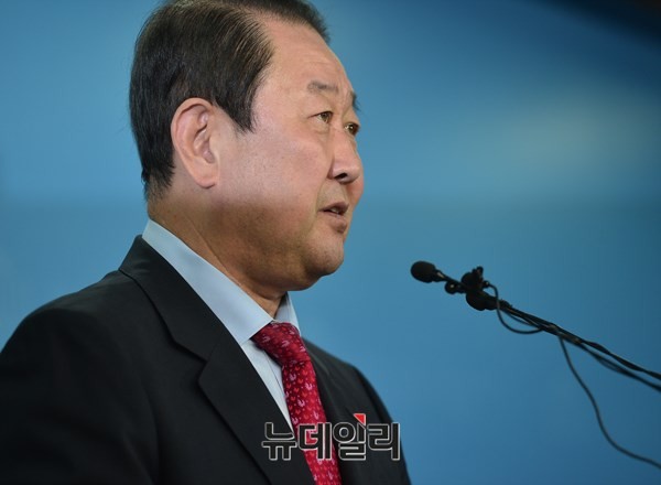 ▲ 박주선 의원이 22일 국회에서 새정치민주연합 탈당과 중도개혁·민생실용 신당의 창당을 선언하는 내용의 기자회견을 진행하고 있다. ⓒ뉴데일리 정상윤 기자