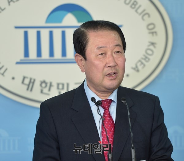 ▲ 새정치민주연합 소속이었던 박주선 의원은 22일 국회 정론관에서 기자회견을 열고 새정치민주연합은 낡은 정치세력