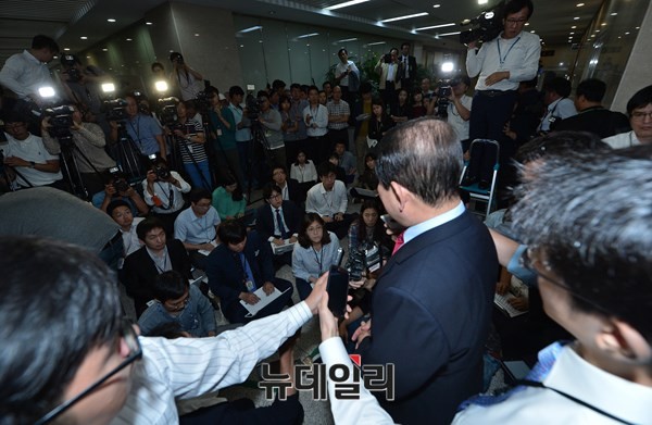 ▲ 박주선 의원의 탈당 소식에 22일 오후 국회 정론관 복도는 기자들로 가득차 발 디딜 틈이 없었다. ⓒ뉴데일리 정상윤 기자