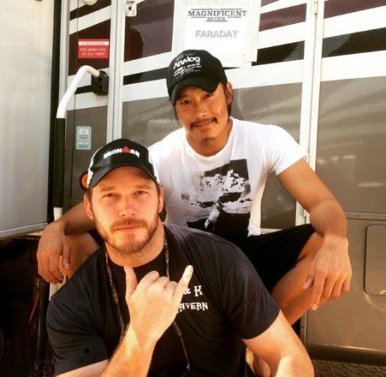 ▲ 이병헌과 인증샷을 찍고 있는 배우 크리스 프랫.