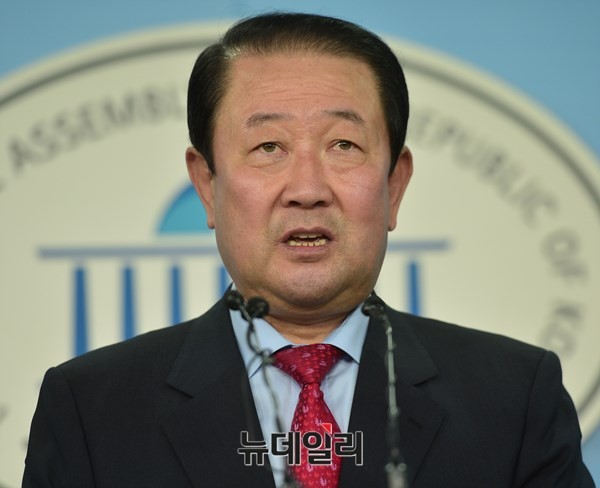 ▲ 박주선 의원이 22일 국회에서 기자회견을 열고 새정치민주연합 탈당과 중도개혁·민생실용 신당의 창당을 선언하고 있다. ⓒ뉴데일리 정상윤 기자