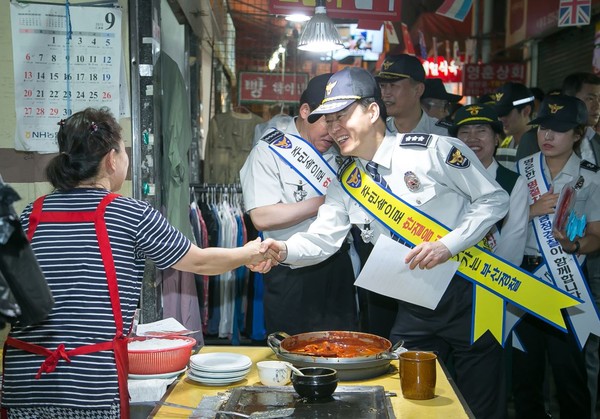 ▲ 지역상인들의 애로사항을 청취하고 있는 권기선 청장ⓒ뉴데일리