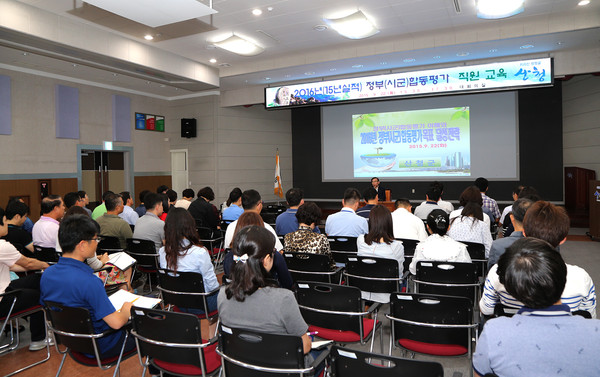 ▲ 박달호 부군수가 정부합동평가 직원 교육을 주제하고 있다 산청군 ⓒ뉴데일리