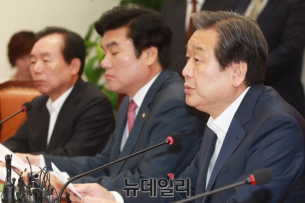 ▲ 새누리당 김무성 대표(오른쪽)가 23일 오전 최고중진연석회의에서 