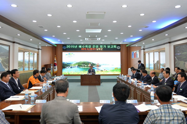 ▲ 박영일 군수가 2015년 해수욕장 운영평가 보고회를 주제하고 있다 남해군 ⓒ뉴데일리