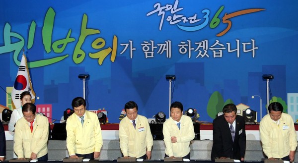 ▲ '제40주년 민방위대 창설 기념식'에 참석한 황교안 국무총리, 박인용 국민안전처 장관, 홍준표 도지사, 안상수 창원시장 ⓒ뉴데일리