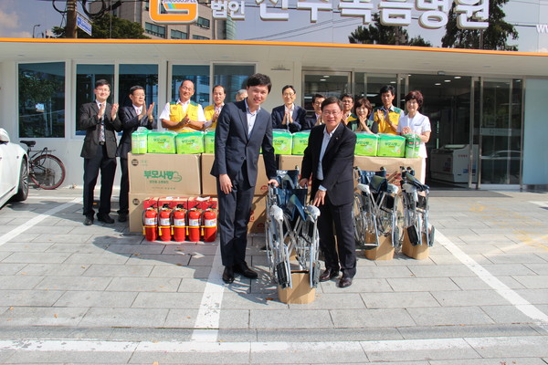 ▲ 남동발전 정석부 기술본부장이 복음병원 정극진 원장에게 휠체어를 전달하고 있다