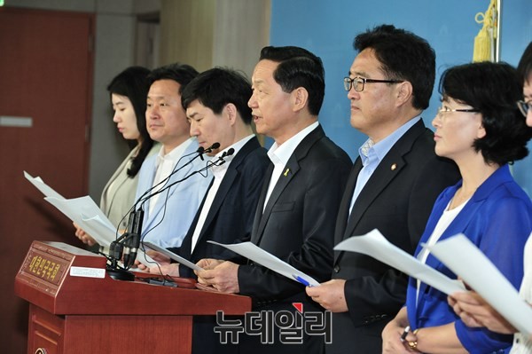 ▲ 새정치민주연합 혁신위원회가 100일 간의 활동을 마무리하고 23일 11차 혁신안을 발표했다. 이날 발표된 혁신안에는 정세균·김한길·안철수 전 대표 등 잠재적으로 문재인 대표의 당권에 맞설 수 있는 인사들의 적지 출마를 강요하고, 문재인 대표의 20대 총선 원내 재진입은 용이하게 하는 내용이 담겨져 있어 당이 격랑 속에 휩싸일 것으로 전망된다. ⓒ뉴데일리 이종현 기자