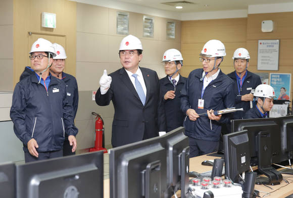 ▲ 추석연휴 특별현장점검 중인 한국지역난방공사 김성회 사장(가운데).ⓒ한국지역난방공사