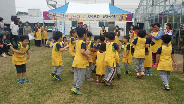 ▲ 성주군은 추석명절을 앞두고 ‘할매 할배의 날’  행사로 농업기술센터 조리실과 뒷마당에서 ‘할매 할배와 함께하는 전통문화 체험마당’ 행사를 열었다. ⓒ성주군 제공