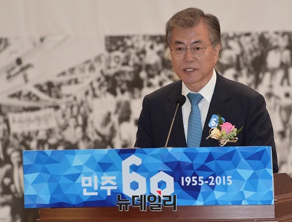 ▲ 새정치민주연합 문재인 대표가 내년에 김무성 대표 지역구인 부산 영도구에 출마해야 한다는 의견이 나왔다.여야 대표이자 차기 대권주자인 두 사람이 총선에서 맞붙는 빅매치가 성사될지 주목된다. ⓒ뉴데일리 정상윤 기자