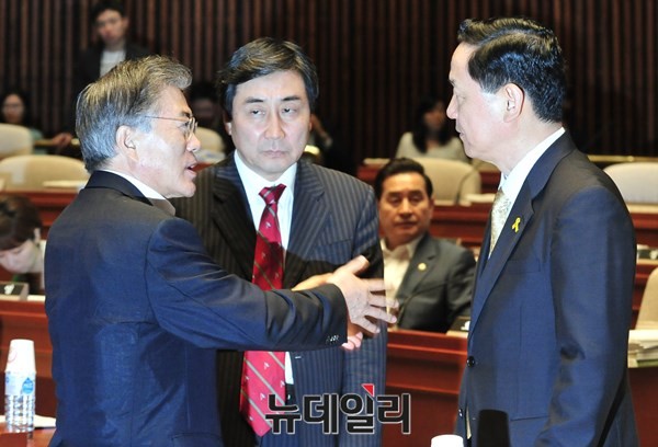 ▲ 새정치민주연합 문재인 대표와 김상곤 혁신위원장이 무언가를 교감하고 있는 가운데, 사이에 낀 이종걸 원내대표가 어색한 표정으로 문재인 대표를 바라보고 있다(자료사진). ⓒ뉴데일리 이종현 기자