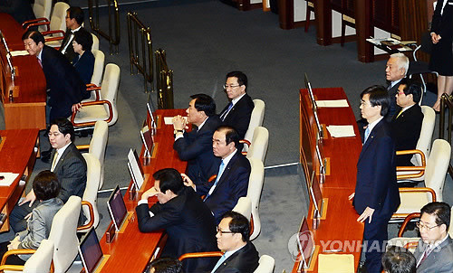 ▲ 박근혜 대통령이 지난 2013년 11월 18일 국회에서 시정연설을 마치고 퇴장하자 민주당 조경태 최고위원이 야당 의원 중 유일하게 기립해 예의를 갖추고 있다.ⓒ연합뉴스