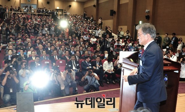 ▲ 문재인 새정치민주연합 대표가 지난 16일 오후 서울 여의도 국회 의원회관에서 열린 제2차 중앙위원회의에서 모두발언을 마치고 단상을 내려가고 있다.-이종현 기자