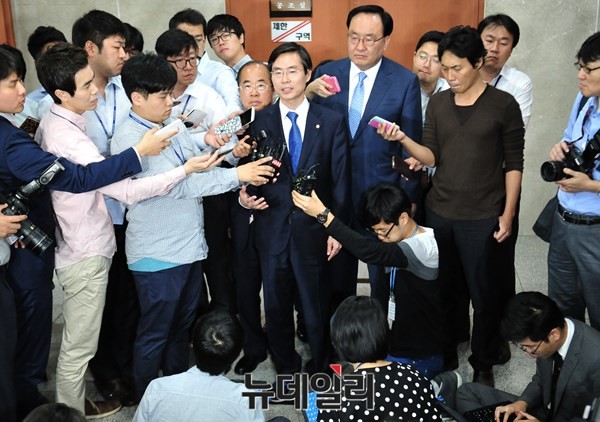 ▲ 조경태 의원이 24일 국회 정론관에서 기자회견을 마치고 기자들의 질문에 답하고 있다.-뉴데일리 이종현 기자