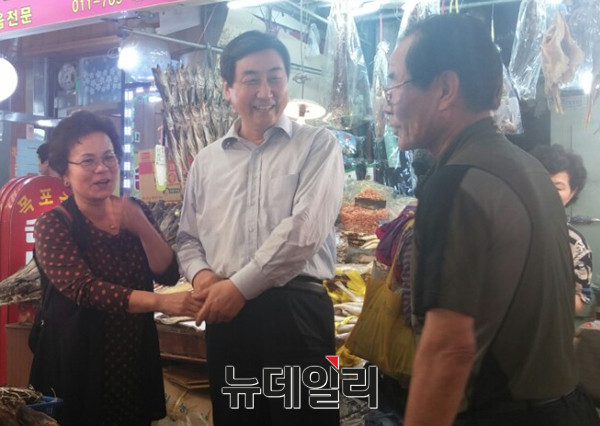 ▲ 새정치민주연합 이종걸 원내대표가 25일 자신의 지역구인 안양시 만안구에 위치한 중앙시장을 방문했다. ⓒ뉴데일리 이길호 기자