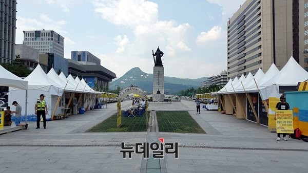 ▲ 광화문광장을 1년 넘도록 점거하고 있는 세월호 천막 모습. ⓒ뉴데일리 윤진우 기자