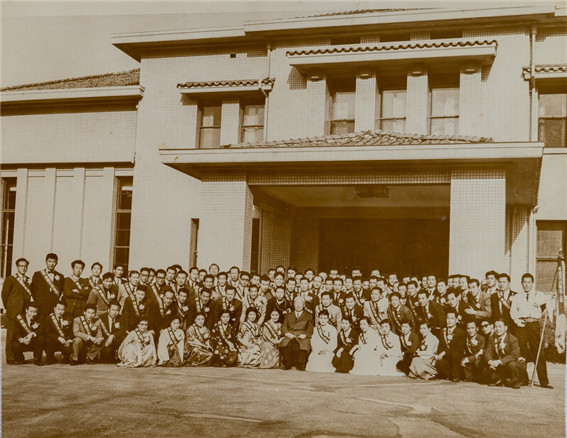 ▲ 경무대에서 이승만 대통령과 문화예술인들. 윤용하씨는 뒷줄 왼쪽에서 네 번째.