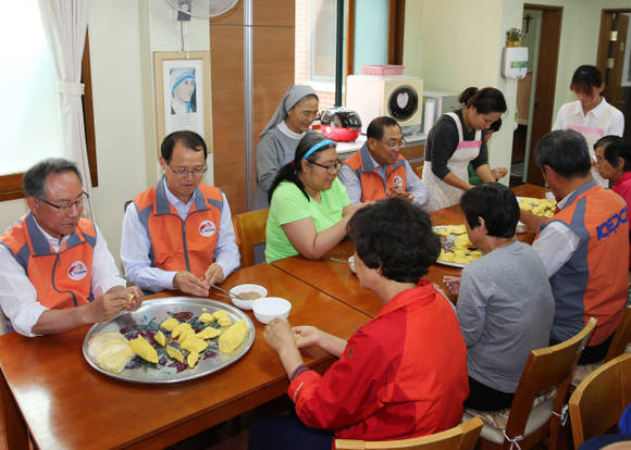 ▲ 한국전력 경영진과 노조간부 60여명은 24일 광주 사회복지시설 소화자매원을 찾아 송편을 만들고 있다.ⓒ한국전력