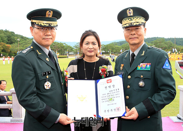 ▲ 24일 충남 계룡대에서 열린 육군 대령 전역식에서 기념사진을 찍고 있는 이종명 대령(왼쪽), 김근란 여사(가운데), 장준규 육참총장(오른쪽)의 모습. ⓒ육군
