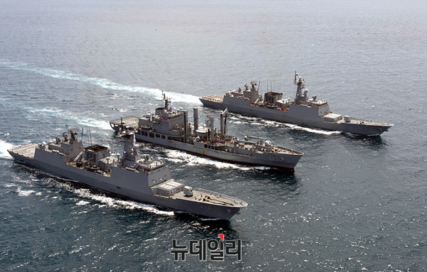 ▲ 해군 순항훈련전단이 24일 상선 호송임무를 맡고 있는 청해부대 충무공이순신함과 아덴만 해상에서 상봉했다. 사진은 해군 대청함(가운데)을 중심으로 순항훈련전단 강감찬함(왼쪽)과 청해부대 충무공이순신함(오른쪽)이 기회훈련을 실시하고 있다. ⓒ해군